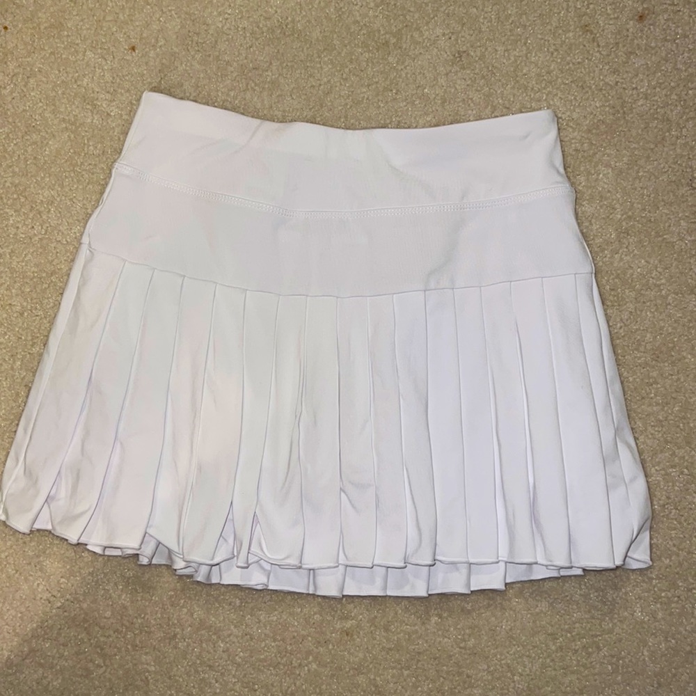 White pleaded tennis skort. size:M